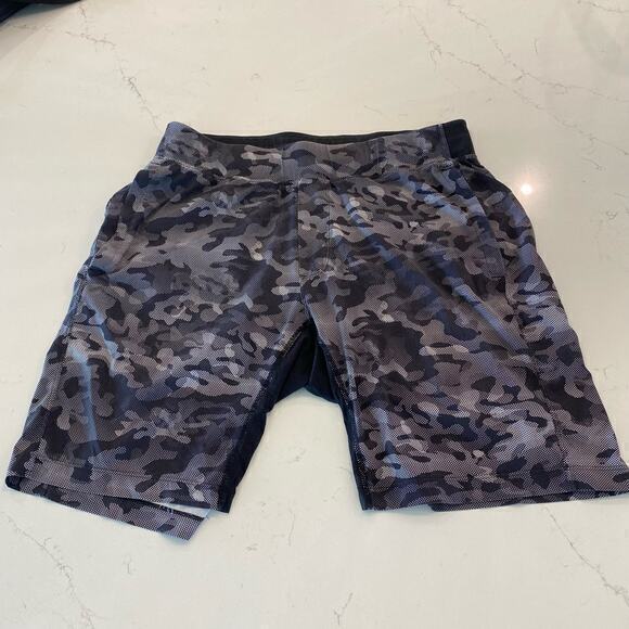 Lululemon‎ Men’s Athletic Shorts black and gray camo - Picture 1 of 7